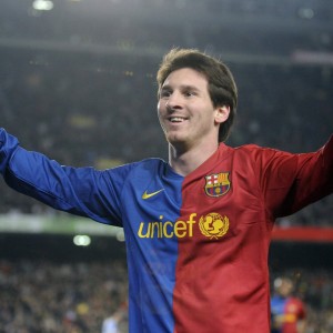 九游体育在线直播-葡萄牙骑手玛丽亚·卡埃塔诺在2024年葡萄牙盛装舞步锦标赛中以“Hit Plus”马匹获得个人赛银牌，展现坚韧精神。